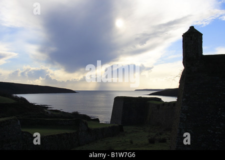 Vista da Charles Fort su Kinsale Harbour nella contea di Cork in Irlanda costruita nel 1680 per proteggere il porto Foto Stock