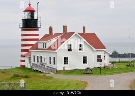 Il West Quoddy Head Light vicino Lubec, Maine, noi è il più orientale punto degli Stati Uniti continentali. Foto Stock