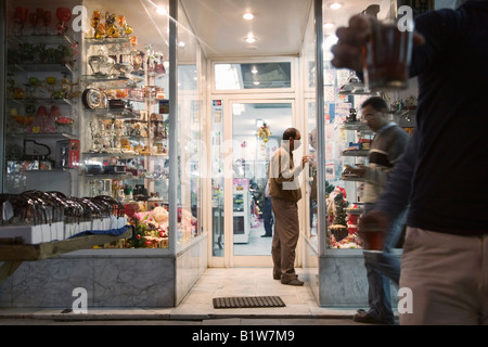 Il Cairo, Egitto, Nord Africa. Scena di strada di notte Foto Stock