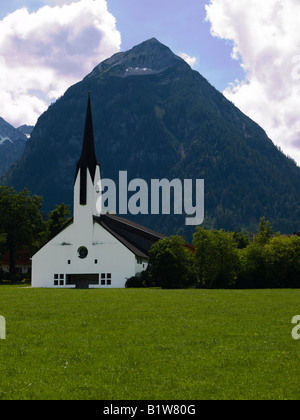 Pertisau chiesa parrocchiale progettato dal famoso architetto Clemens Holzmeister Foto Stock