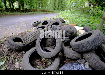 In dumping illegale di pneumatici a sinistra da fly-ribaltabili a lato di una strada di campagna in Cotswolds. Foto da Jim Holden. Foto Stock