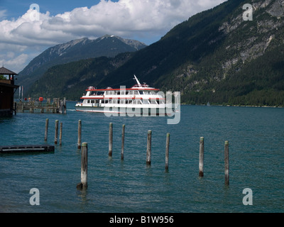 Una barca di piacere o il vaporizzatore a Pertisau sul lago Achensee il lago più grande in Austria Foto Stock