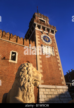 Lion scultura Arsenale gateway Sestier di Castello Venezia Veneto Italia Foto Stock