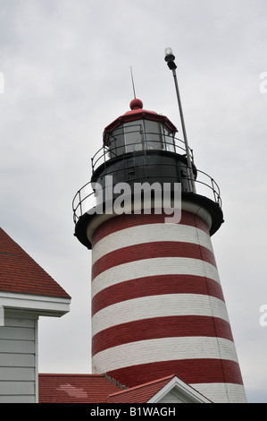 Il West Quoddy Head Light vicino Lubec, Maine, noi è il più orientale punto degli Stati Uniti continentali. Foto Stock