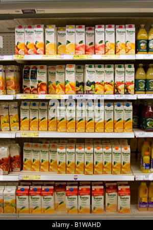 Tropicana succo di frutta chiller - Tesco Express supermercato - Goodge Street - Londra Foto Stock