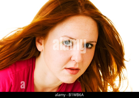 Bella dai capelli rossi ragazza su sfondo bianco Foto Stock