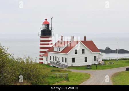 Il West Quoddy Head Light vicino Lubec, Maine, noi è il più orientale punto degli Stati Uniti continentali. Foto Stock