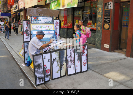 Un artista sulla Mott Street a Chinatown New York vernici cinese tradizionale scene. Foto Stock
