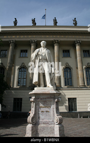 Statua di Helmholtz Università Humboldt di Berlino Germania Maggio 2008 Foto Stock