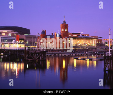 Senedd Assemnbly Edificio Pierhead e la Baia di Cardiff Twilight vista notturna Cardiff South Wales UK Foto Stock