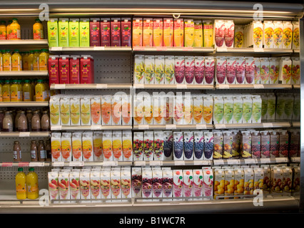 Succo di frutta chiller - Tesco Express - Supermercato - Goodge Street - Londra Foto Stock