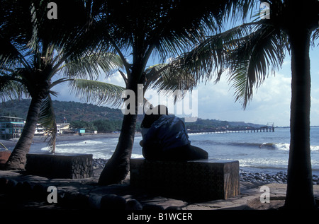 Giovani innamorati alla ricerca presso la spiaggia di La Libertad, El Salvador Foto Stock