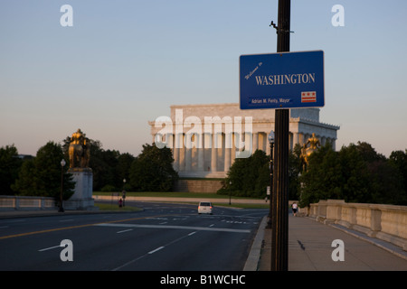 Un segno accoglie i visitatori su Arlington Memorial Bridge a Washington DC con il Lincoln Memorial in background. Foto Stock