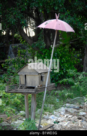 Spirito casa in mezzo di Klong toei bangkok Foto Stock