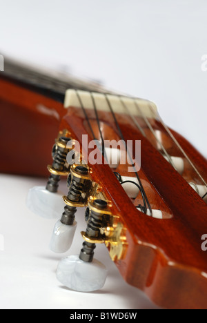 Acoustic six string guitar coperti da una vernice di color marrone Foto Stock