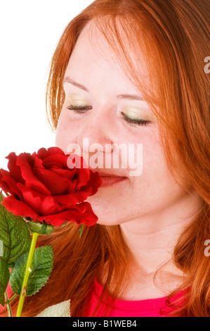 La donna gli odori una rosa Foto Stock