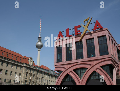 Fernsehturm TV Tower e Alexa Shopping Centre Berlino Germania Maggio 2008 Foto Stock