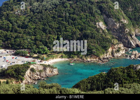 Vista aerea su Paleokastritsa (Palaiokastritsa) baie, isola greca di Corfù (Mar Ionio) Foto Stock