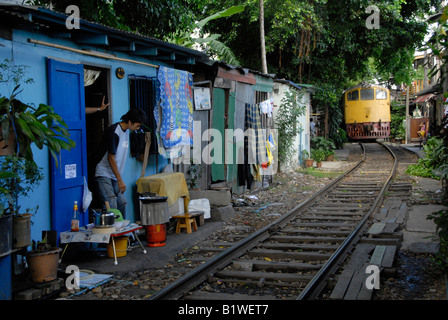 La povertà in Bangkok klong toei , da vivere con la linea ferroviaria Foto Stock