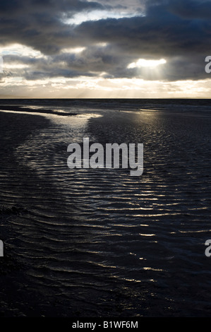 Findhorn spiaggia su un vento tempestoso spazzata di sera. Moray, Scozia Foto Stock