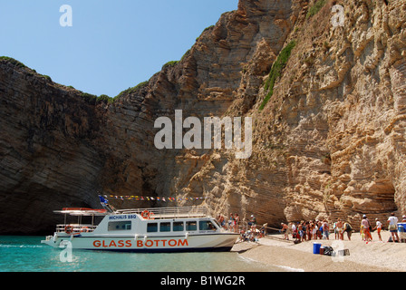 Fondo di vetro per imbarcazione da diporto su Paradise Beach, isola greca di Corfù (Mar Ionio) Foto Stock