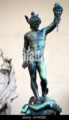 Italia Toscana Firenze statua del Perseo recise la testa di Medusa di Cellini nella Loggia dei Lanzi in Piazza della Signoria Foto Stock