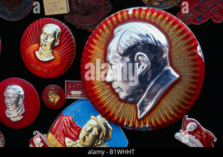 Cina Asia Shanghai Mao Zedong o Mao Tse-Tung rivoluzionario comunista memorabilia badge di metallo come negozio di souvenir Foto Stock