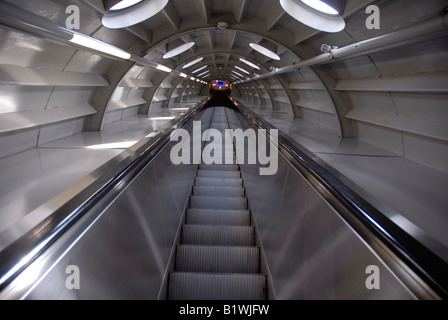 All'interno dell'Atomium è costruito nel 1958 per la fiera mondiale di Bruxelles Belgio Atomium rappresentano la struttura cubica di ferro Foto Stock