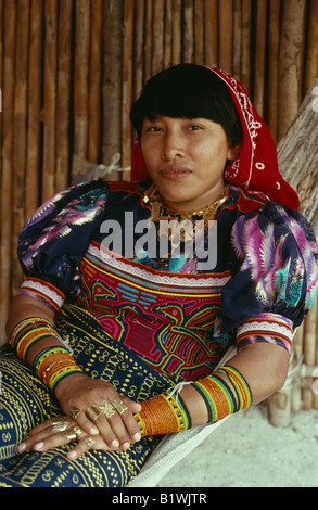 PANAMA America Centrale isole San Blas tribù indigene Ritratto di una Kuna donna indiana in amaca con gioielli in oro Foto Stock