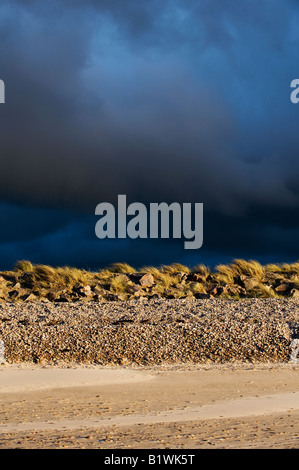 Findhorn spiaggia su un vento tempestoso spazzata di sera. Moray, Scozia Foto Stock