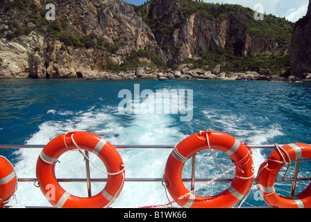 Gita in barca lungo la costa rocciosa di isola greca di Corfù (Mar Ionio) Foto Stock