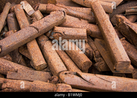 Arrugginimento barre di ferro in attesa di essere riciclati. Foto Stock