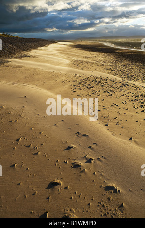 Findhorn beach e a Moray Firth su un vento tempestoso spazzata di sera. Moray, Scozia Foto Stock