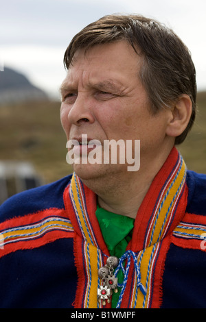 L'uomo vestito di sami tradizionali folkdress a Mikkelgammen vicino a Hammerfest in Norvegia Foto Stock