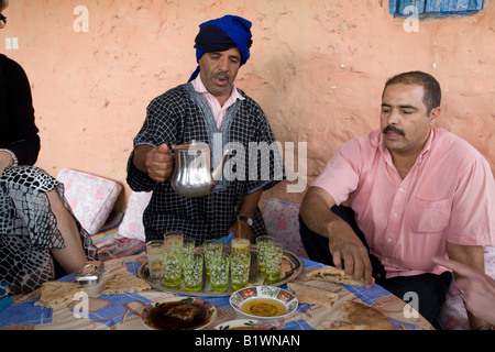 Morocan Touareg pastore con turbante blu rivolto verso serve te.89285 Marocco Foto Stock