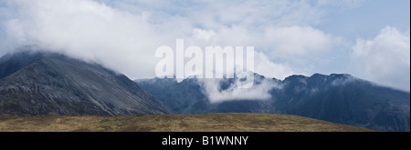 Cancellazione di nuvole sopra nero montagne Cuillin come visto dal Glenbrittle, Isola di Skye in Scozia Foto Stock