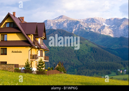 Casa privata che si affaccia su Alti Tatra visto da Zakopane Podhale regione Polonia Foto Stock