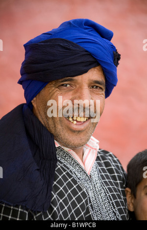 Morocan Touareg pastore con turbante blu rivolto verso i denti sorridente.89297 Marocco Foto Stock