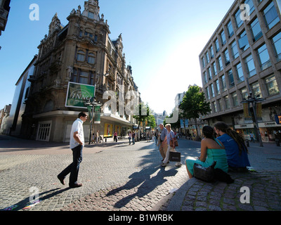 La Meir la principale strada dello shopping di Anversa al termine di una intensa giornata d'estate Anversa Fiandre Belgio Foto Stock