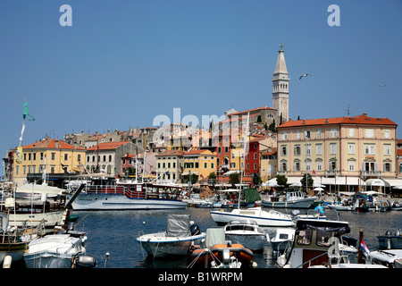 Le barche nel porto nella bella città di Rovigno, Croazia, Balcani Foto Stock