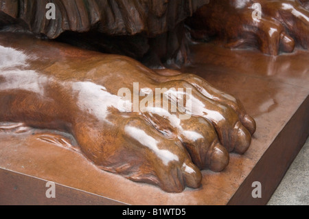 I Lions Paw sulla statua in bronzo al di fuori sede HSBC, Distretto Centrale, Hong Kong, Cina, Asia Foto Stock