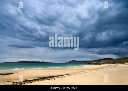 Tempesta avvicinando Traigh Lar vicino Horgabost, Isle of Harris, Scozia Foto Stock