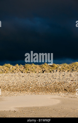 Findhorn spiaggia su un vento tempestoso spazzata di sera. Moray, Scozia Foto Stock