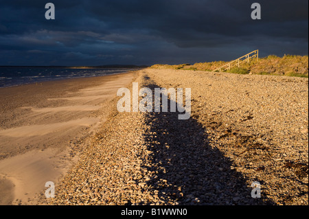 Findhorn beach e a Moray Firth su un vento tempestoso spazzata di sera. Moray, Scozia Foto Stock