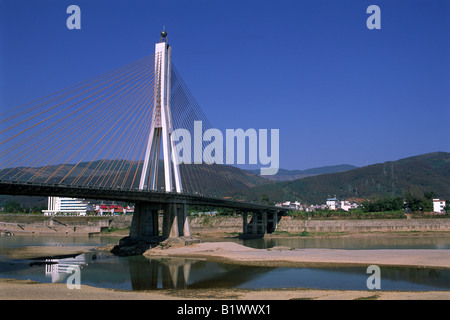 Cina, Yunnan, Xishuangbanna, Jinghong, ponte sul fiume Mekong Foto Stock