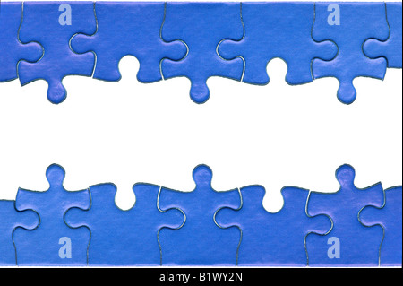 Pezzi da un autentico blue jigsaw puzzle disposti a formare una pagina di intestazione e piè di pagina isolato su uno sfondo bianco Foto Stock