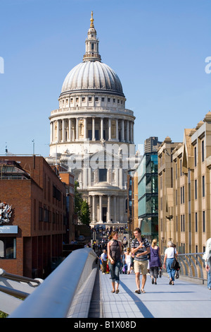 Millennium Bridge e alla Cattedrale di St Paul London Foto Stock