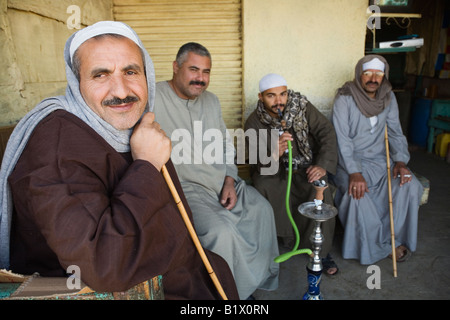 Birqash, Egitto. Operatori in una caffetteria nel Birqash mercato di cammelli, 35km a nord ovest di Cairo Foto Stock