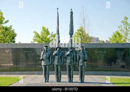 Air Force Memorial Honor Guard Sculpture Arlington Virginia / ARLINGTON, Virginia - la scultura in bronzo della Honor Guard presso lo United States Air Force Memorial presenta quattro figure più grandi della vita del personale dell'Air Force in formazione cerimoniale: La coppia esterna trasporta fucili mentre la coppia interna tiene le bandiere degli Stati Uniti e dell'Air Force. Create dallo scultore Zenos Frudakis, le figure sono oggetto di rigida attenzione e sono state aggiunte al programma commemorativo su richiesta del membro del Consiglio di fondazione H. Ross Perot Jr. La scultura è posta alla base delle tre guglie in acciaio inossidabile del monumento, che erano Foto Stock