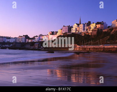 North Beach Tenby all'alba con case riflessa nella sabbia bagnata Pembrokeshire West Wales UK Foto Stock